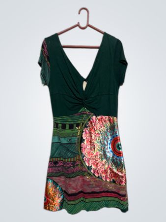 Desigual Grünes Kleid mit verdrehtem Halsausschnitt und buntem Druck