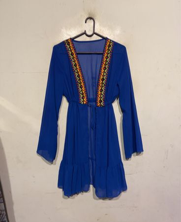 Blauer transparenter Kimono mit besticktem Saum