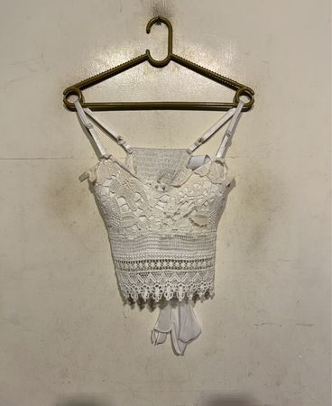 Weißes Spitzen-Crop-Top