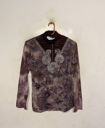 Braunes Batik-Langarmshirt mit floralem Stickerei