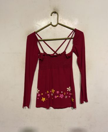 Rotes Langarmtop mit Blumendetails
