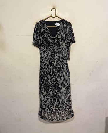 Schwarz-weißes Tiermuster-Kleid mit Kellerkragen