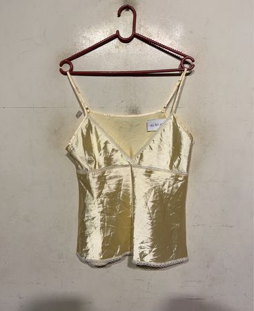 Gelbe Satin-Cami mit Spitzenbesatz