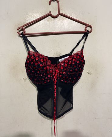 Schwarzes und rotes Spitzen-Corsett
