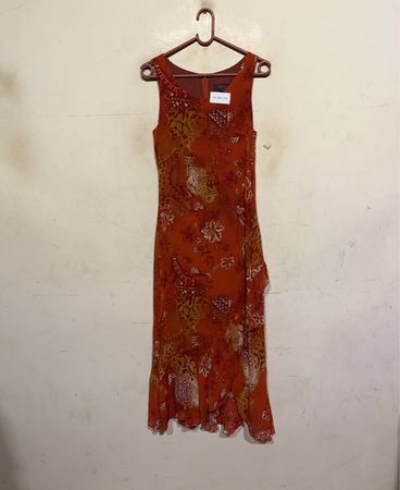 Städtisches Kiabi Orange Blumiges Ärmelloses Midi-Kleid