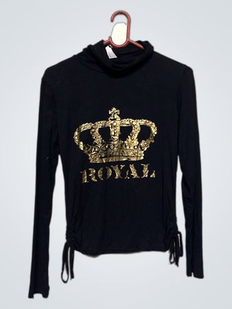 Schwarzer langärmliger Rollkragenpullover mit goldener Krone und "ROYAL" Grafik