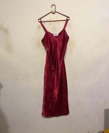 Rotes Slipkleid mit Blumenmuster