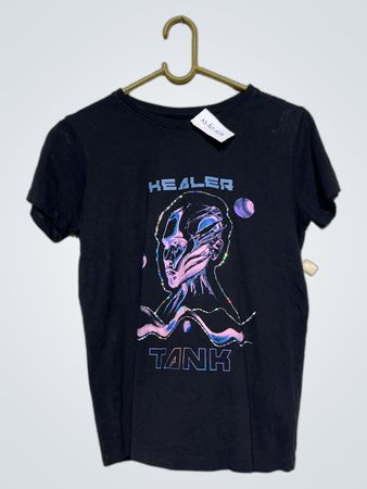 Schwarzes T-Shirt mit "HEALER TANK" Grafik