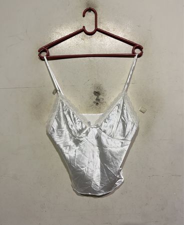 Weiße Satin-Cami mit Spitzenbesatz