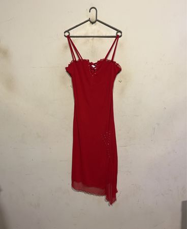 Rotes Spaghetti-Trägerkleid mit Strasssteinen und Schnürdetail