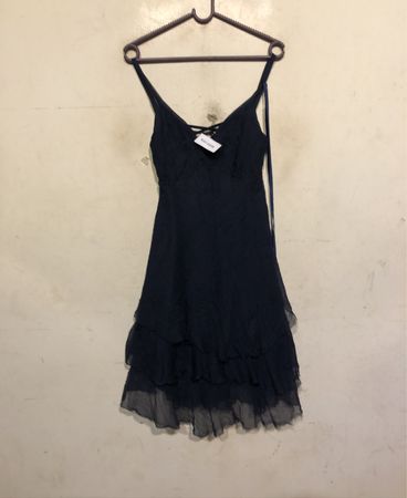Marineblaues Rüschenkleid mit geschnürtem Ausschnitt