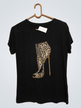 Schwarzes T-Shirt mit Leopardenmuster-Pumps-Grafik