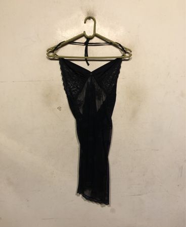 Schwarzes Spitzentop mit Halterneck