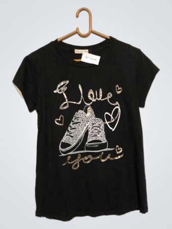 Schwarzes T-Shirt mit "Ich liebe dich" und Sneakers-Grafik