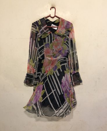 Durchscheinendes Blumenmuster-Kleid