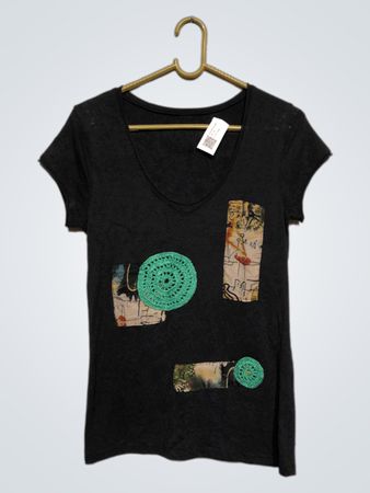 Schwarzes T-Shirt mit Patchwork- und Häkel-Details
