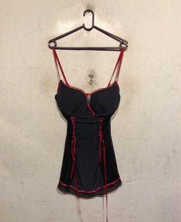 Schwarze und rote Dessous mit Nadelstreifen-Detail