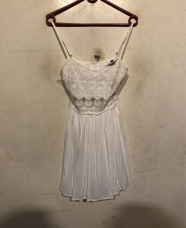 Weißes Kleid mit Spitzenbesatz