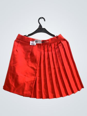 Roter Faltenrock