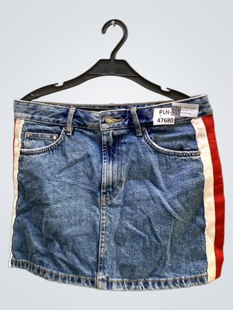 Denimrock mit roten und weißen Streifen