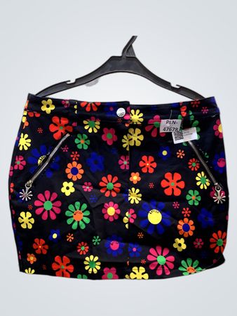 Schwarzer Minirock mit buntem Blumenmuster
