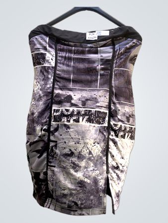 Trägerloses grafisches Druckkleid