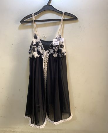 Schwarzes Slip-Kleid mit floraler Applikation und Rüschensaum