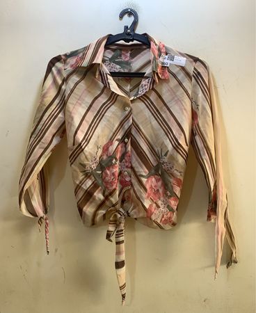 FaithVintage Gestreifte Blumenbluse mit Krawattenfront