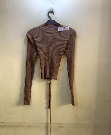 Braunes geripptes Longsleeve-Crop-Top mit Mock-Neck und Bindeband hinten