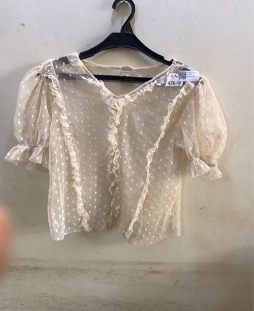 FaithVintage Transparente gepunktete Rüschbluse
