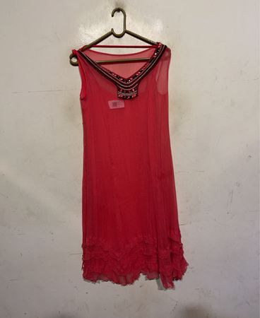 Rotes ärmelloses Kleid mit verzierten Ausschnitt und Rüschensaum