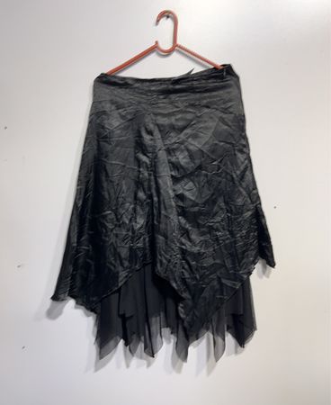 Lola & Liza Schwarzer asymmetrischer Saumrock