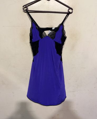 Rüschenslipkleid in Lila und Schwarz