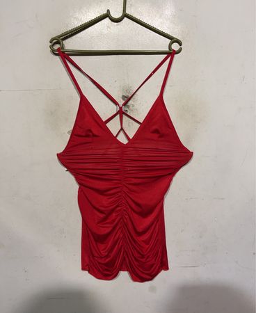 Rotes gerafftes Spaghetti-Trägershirt