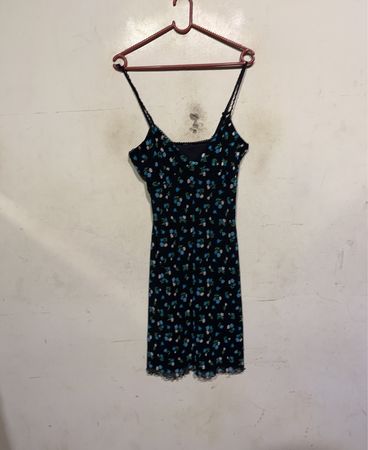Schwarzes Blumendruck-Minikleid mit blauen und pinken Blumen