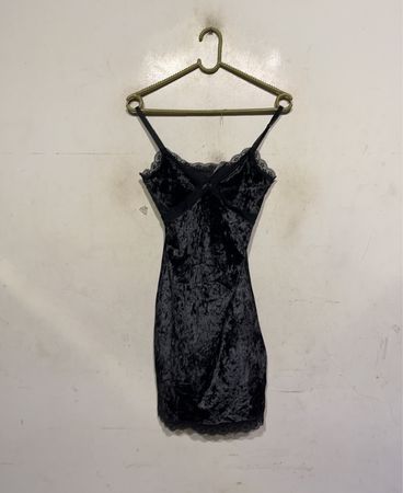 Schwarzes Samt-Slipkleid mit Spitzenbesatz