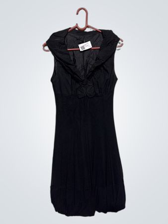 Schwarzes ärmelloses Kleid mit Rosendetail