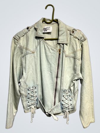 Jeansjacke in heller Waschung mit Schnürseiten