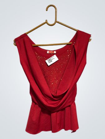 Rotes ärmelloses Oberteil mit goldenen Verzierungen