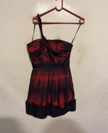 BCBGMAXAZRIA Rot und Schwarz karierte Ein-Schulter-Kleid