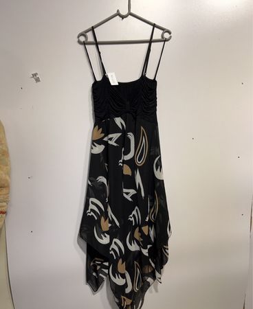 Schwarzes Kleid mit abstraktem Druck