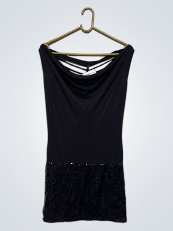Schwarzes ärmelloses Kleid mit Spitzen- und Kettendetails