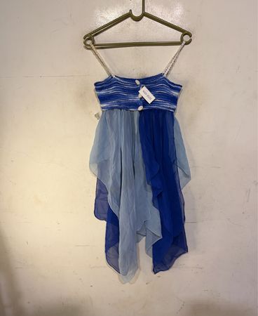 Blau-weiß gestreiftes gestricktes Oberteil mit mehrlagigem blauen Chiffonrock