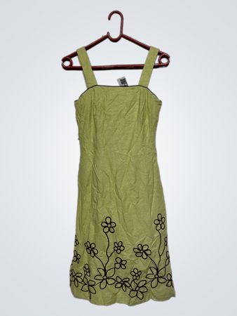 Leicht grünes Kleid mit Blumenstickerei