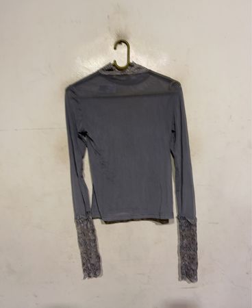 Grauer durchsichtiger Mock-Neck-Top mit Spitzeneinfassungen