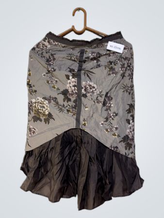 Grauer floral gemusterter Rüschenshirt