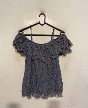 No Boundaries Spitze Off-The-Shoulder-Top