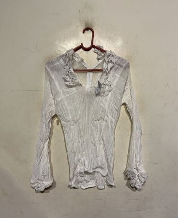 Weißes Blusenshirt mit Rüschen und Strasssteinen