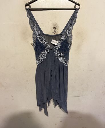 Graues Spitzenbesatz-Nachtkleid
