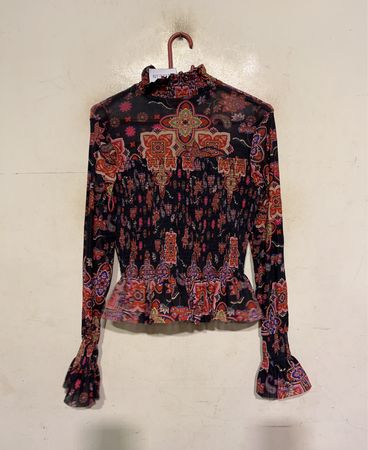 Schwarze Mesh-Schlupfbluse mit Paisleydruck